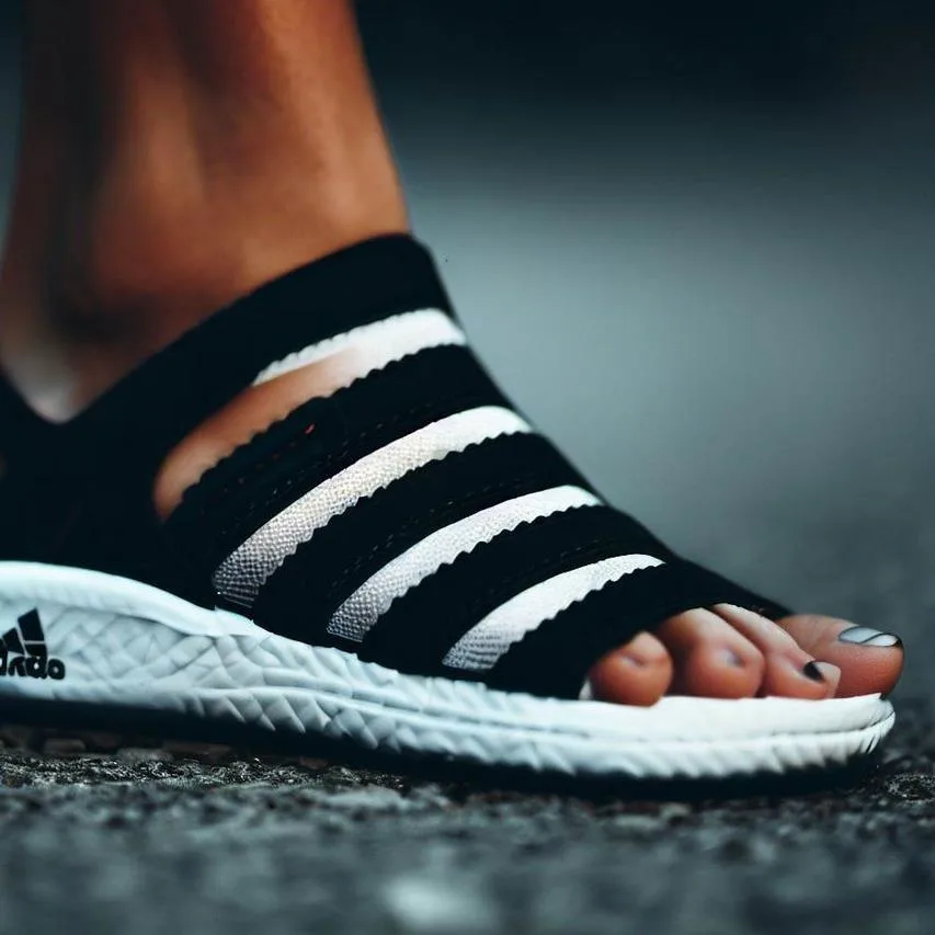 Adidas Sandále Dámske: Pohodlie a Štýl na Vašich Nohách